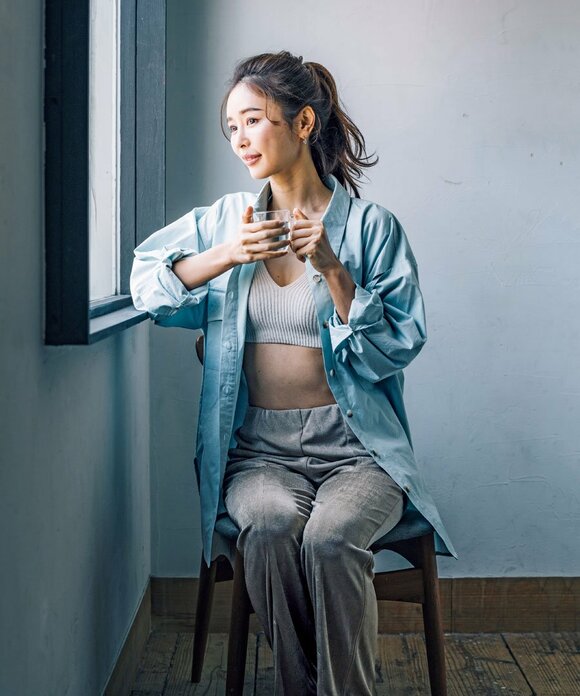 窓際に座る女性