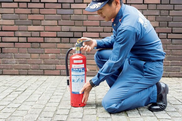 火元から3~6メートル離れたところに水平に置く。