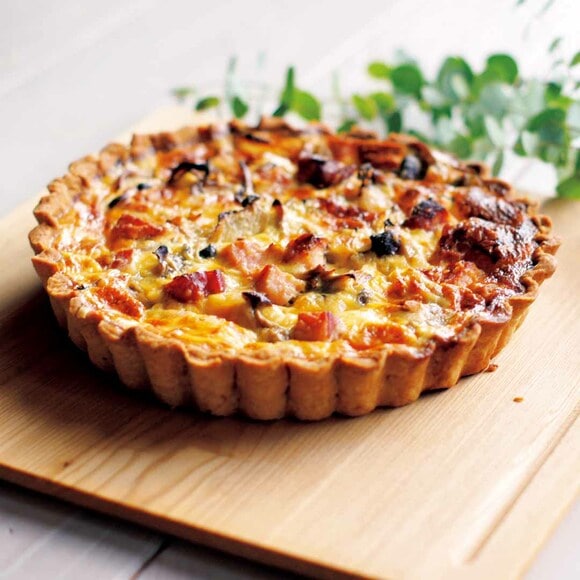 キッシュをホールのままラッピングして見栄えよく