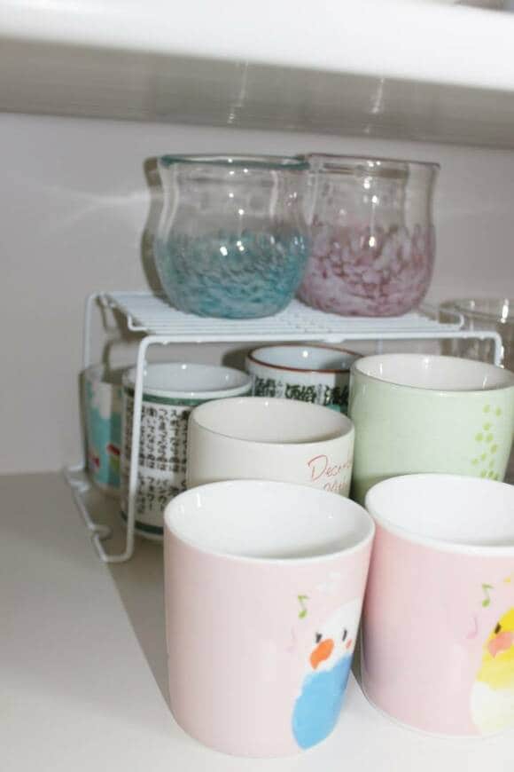 積み重ねラックの上にグラス