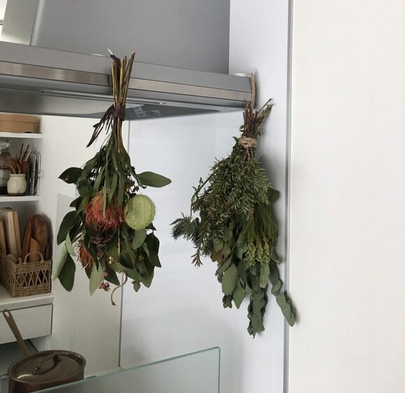 こうして吊るしておくと、次第にドライフラワーになります