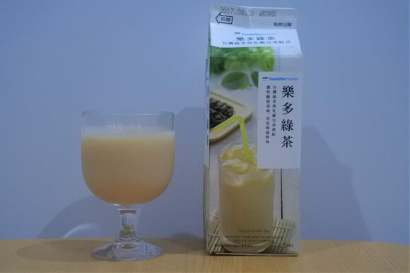 台湾コンビニでも買える「楽多緑茶」(乳酸菌飲料+緑茶)