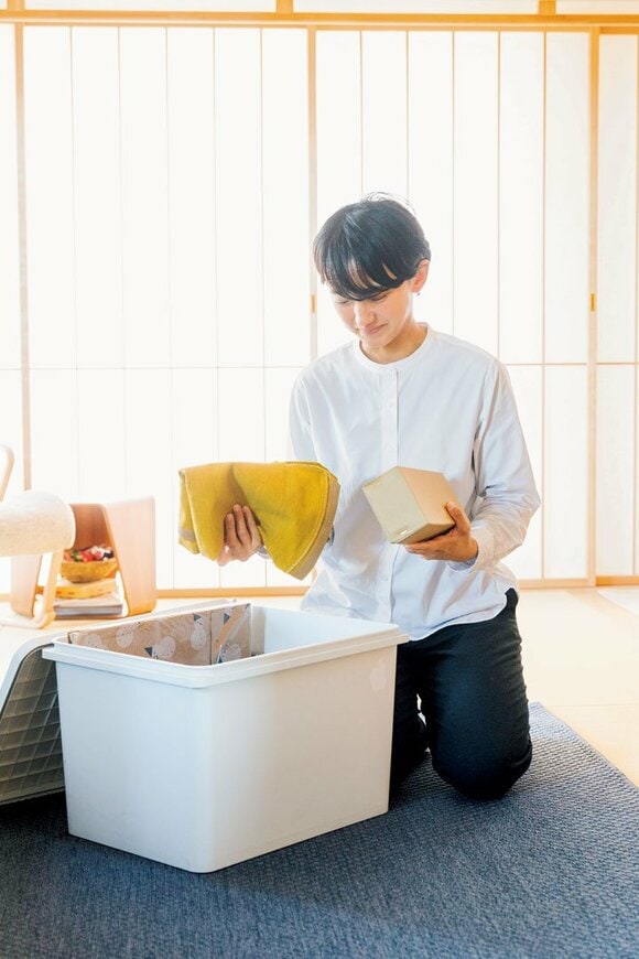 箱に不用品を入れるところ