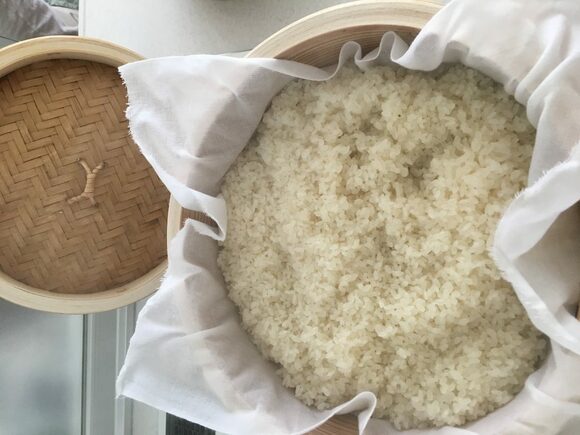 まずはヨモギをよく洗い、沸騰したお湯に重曹を入れてさっとゆでます