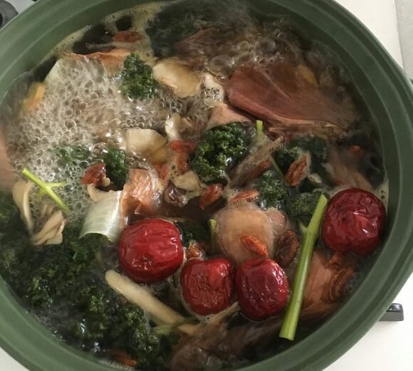 マイタケとゴボウの香りを感じる、飲みやすいスープに