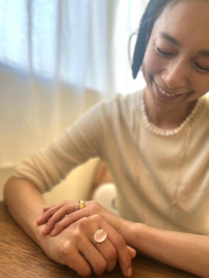 リメイクした指輪を眺めるAYUMIさん