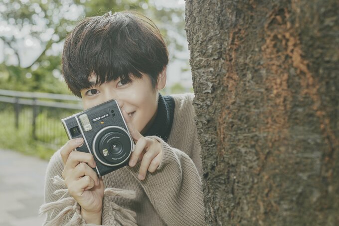 カメラをもつ西垣匠さん