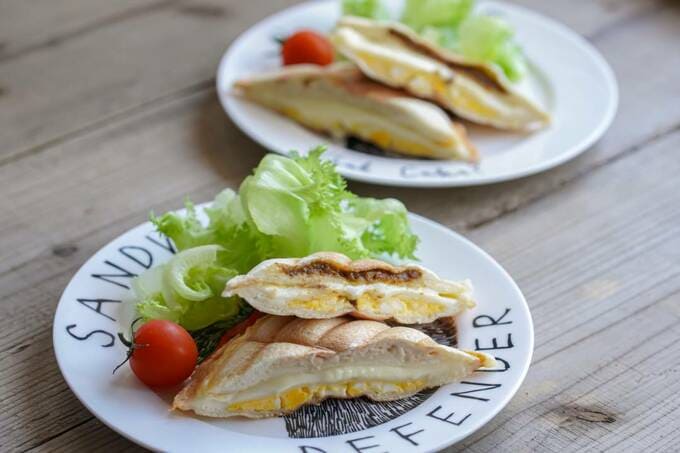 お皿にホットサンドとサラダ