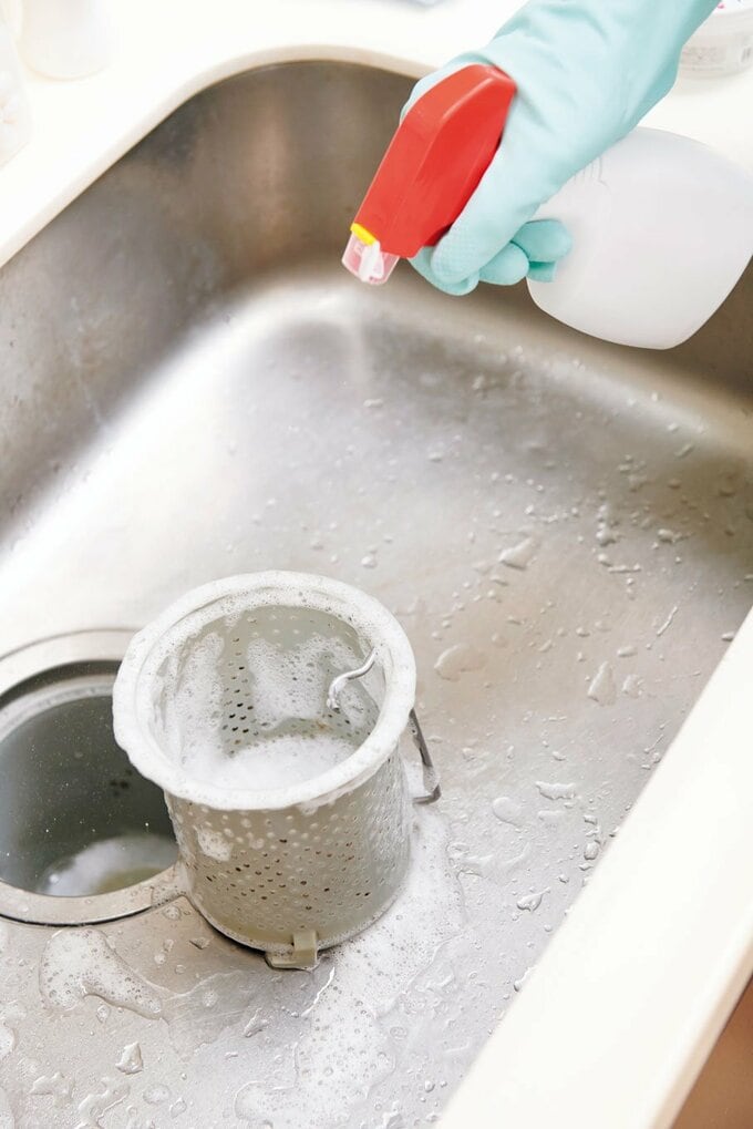 排水口に漂白剤をかけている様子