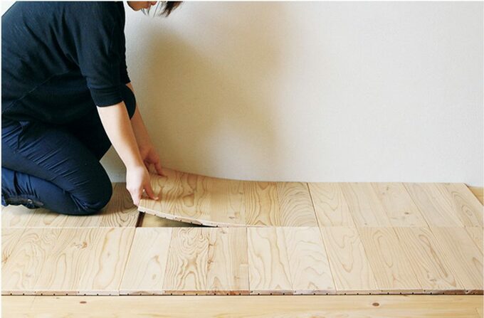 フロアにタイルカーペット