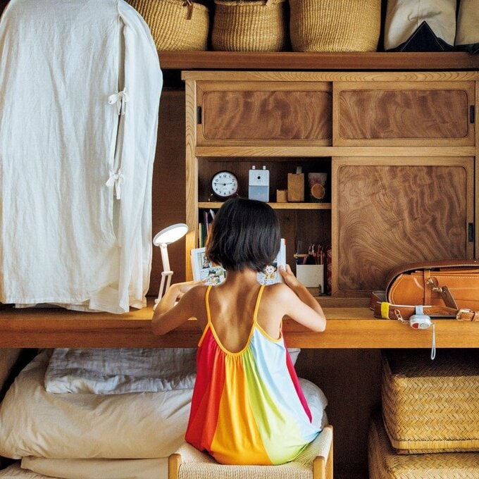 押入れ勉強机と女の子