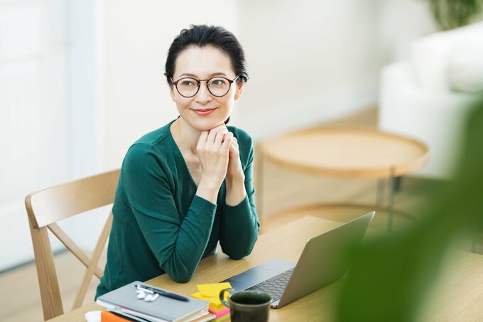 テレワークする女性