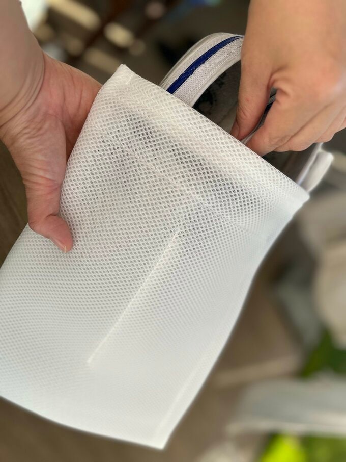 洗濯機洗いにはダイソー「学童用上履き洗いネット」（税込み330円）を使用