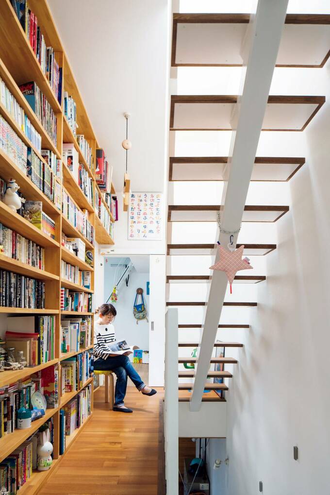 2階の廊下に本棚をつくりミニ図書室に