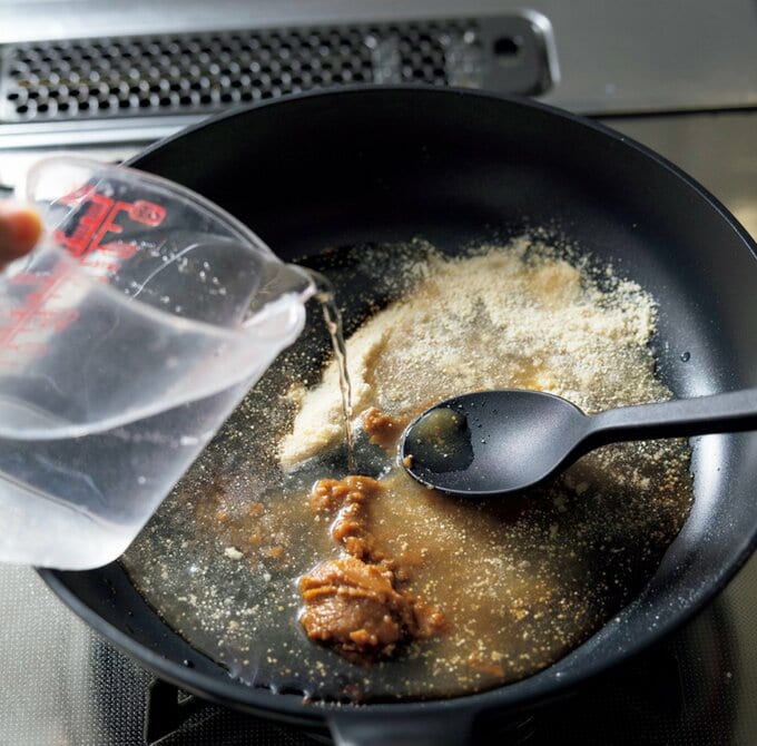 フライパンに水を注ぐ様子の写真