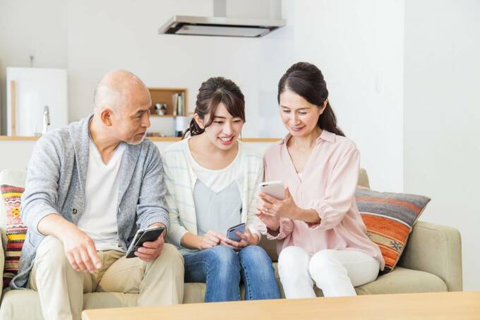 ソファに男女3人