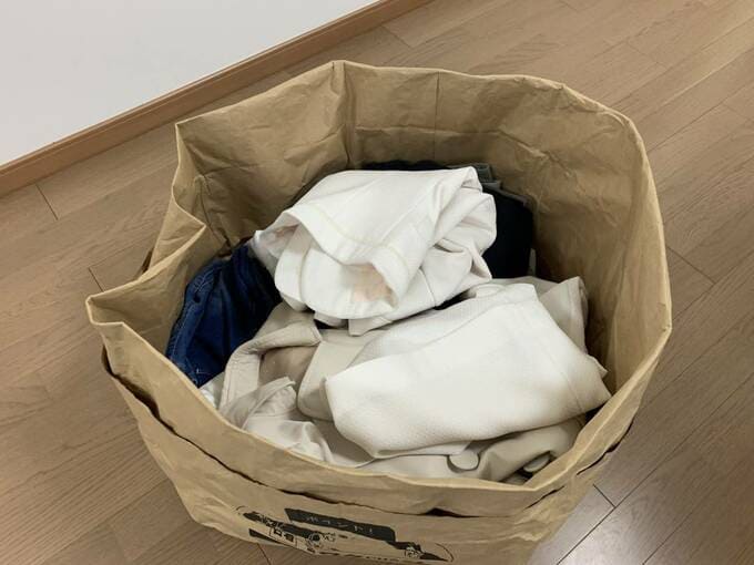 袋に衣類