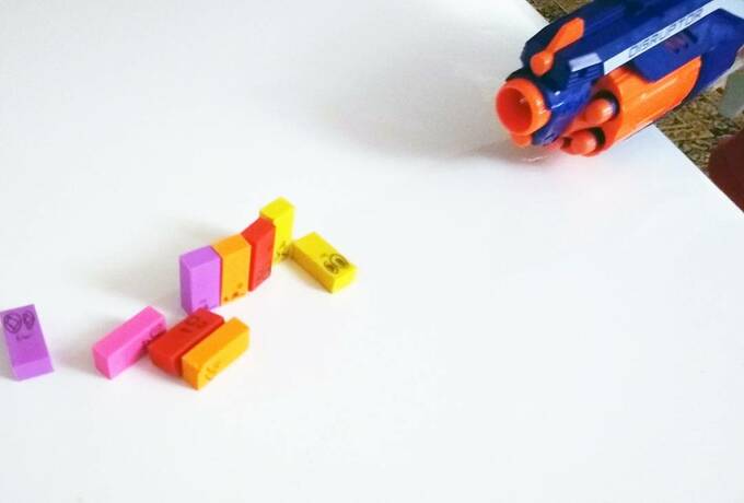 消しゴムにナーフガンで弾を当てる