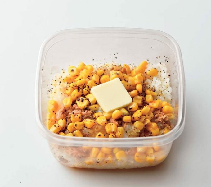 タッパーにツナとコーンとご飯