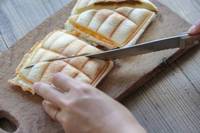 ホットサンドを切る様子
