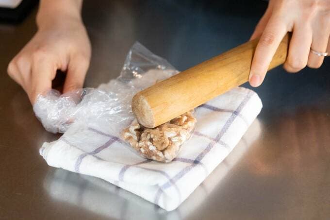 クルミを砕く様子