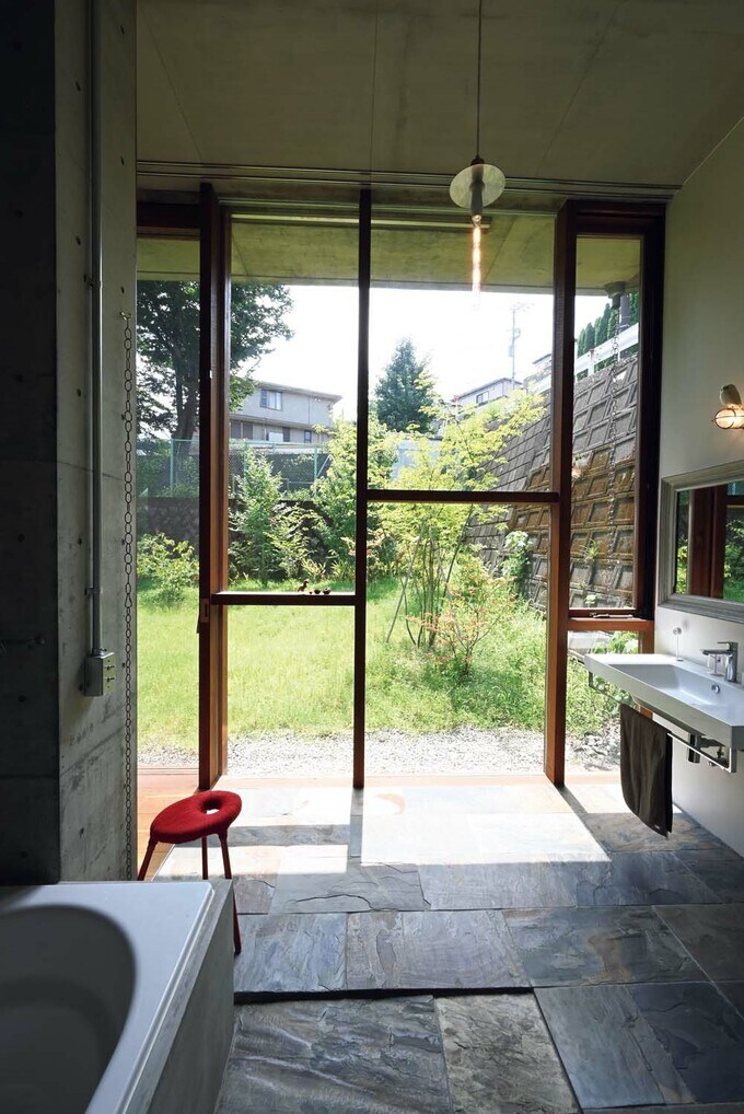 庭に面した洗面・トイレ・浴室