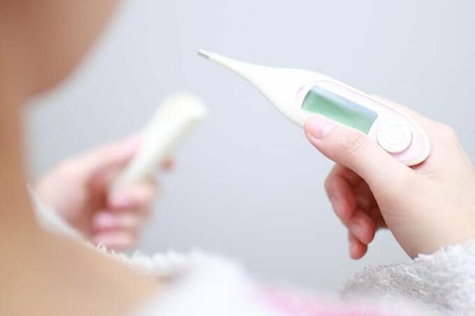 体温計を持つ様子