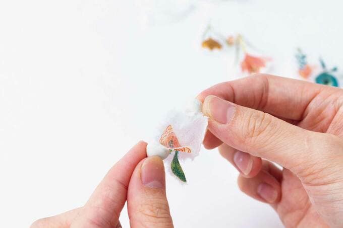 上下を練り消しゴムではさんで剥がす