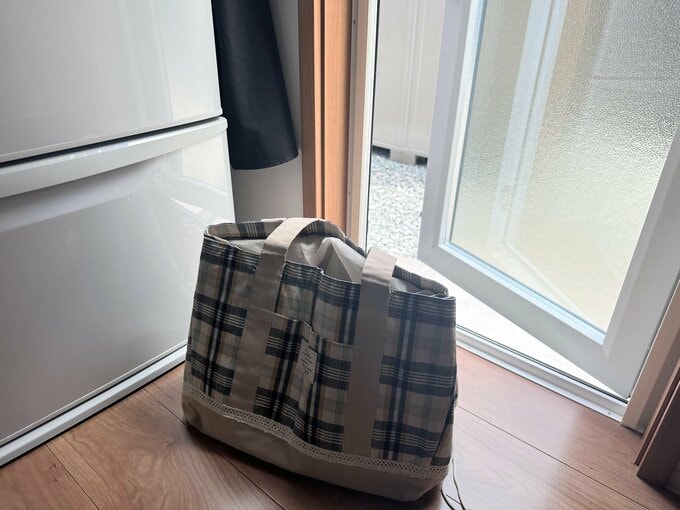 重い買い物袋と勝手口