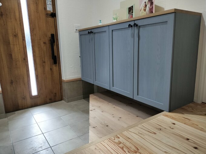 青いシューズボックスがある玄関