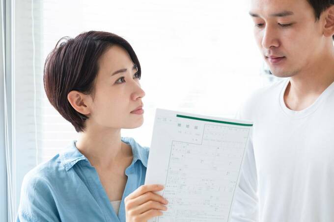 紙を持つ女性と男性