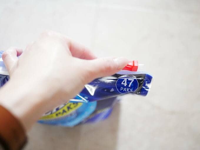 パッケージのフタ部分のジッパー