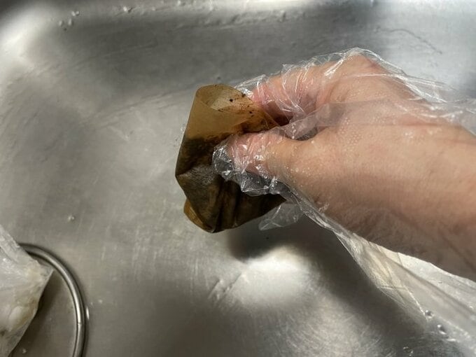 ポリエチレン手袋でゴミを持つ様子