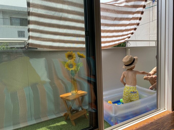 バルコニーのプールで遊ぶ子ども