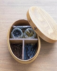 曲げわっぱにヘアピン、ヘアゴムを