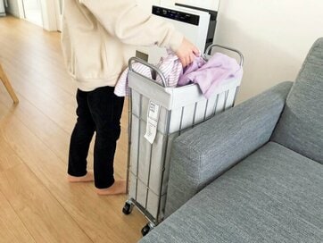 脱いだ服でリビングが…を阻止。現役ママたちのワザあり収納術