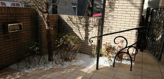 玄関アプローチをDIYで砂利を敷く。やり方、メリット、費用は？