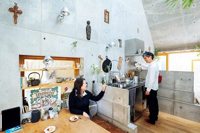 気分が上がる狭小キッチンが、面積19㎡の平屋にできた。設備も道具もいい感じ