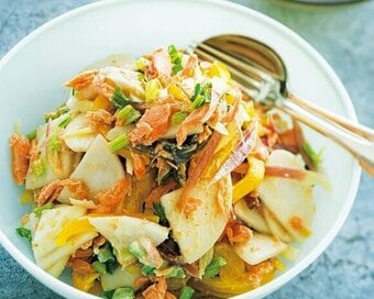 焼き鮭とカブのサラダ。みそヨーグルトドレッシングで腸活効果も！