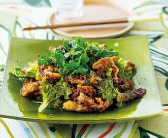 カリカリ豚のごちそうサラダ。いつものサラダがデリ風に