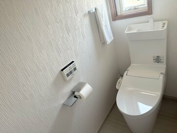 わが家のトイレが残念すぎる。人とぶつかるドア、届かない手洗い、まぶしい窓…