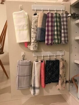 ラップ、保存袋、ランチョンマット…。扉裏を活用した収納ワザでキッチンを快適に