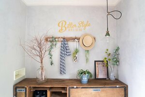 木のフックにファブリックやグリーンをディスプレー