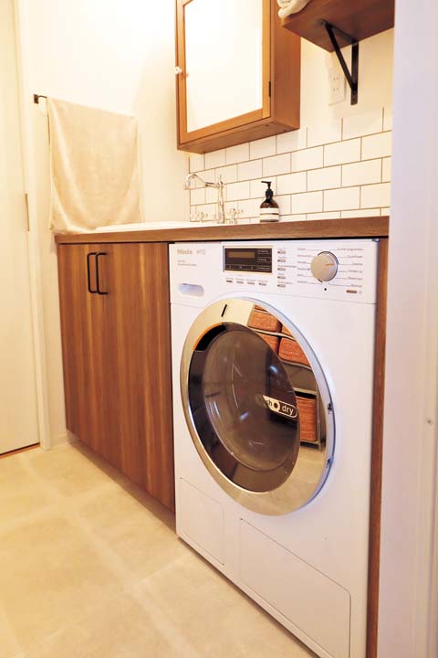 ドラム式洗濯機をカウンター下に組み込む