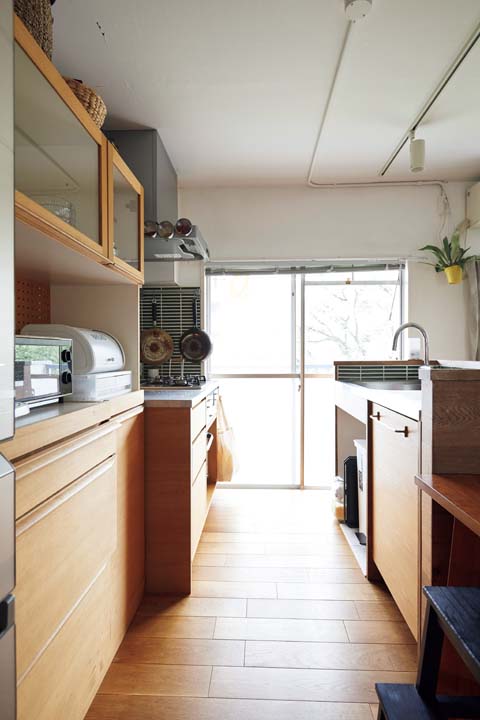 既存の掃き出し窓がキッチンを快適に。洗濯動線としても活躍。