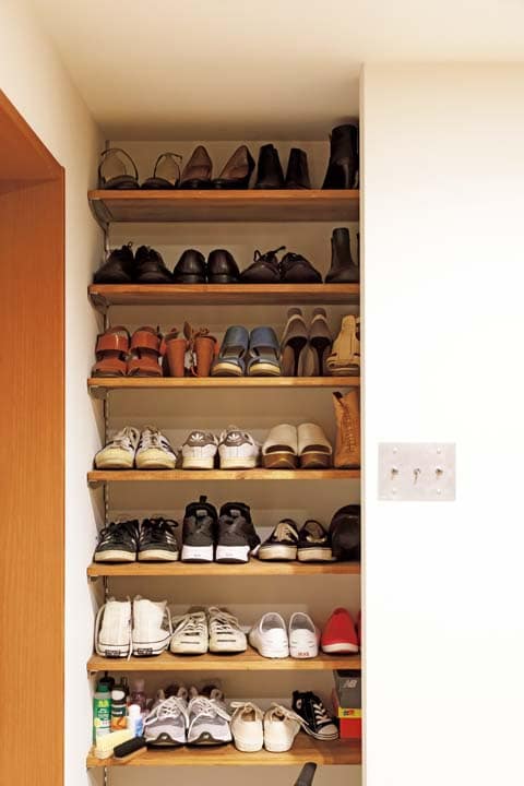 天井まで高さがある靴収納