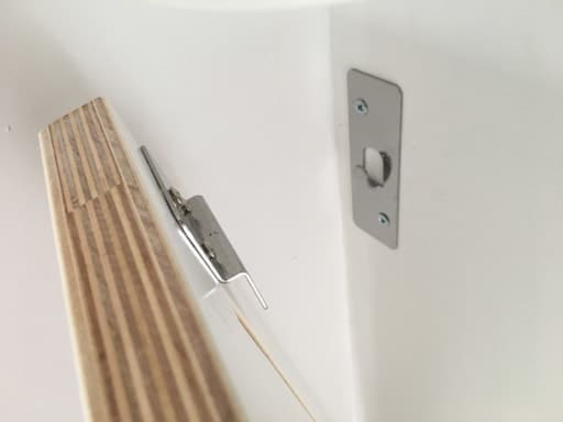 本体の金具を受けの金具に引っかける