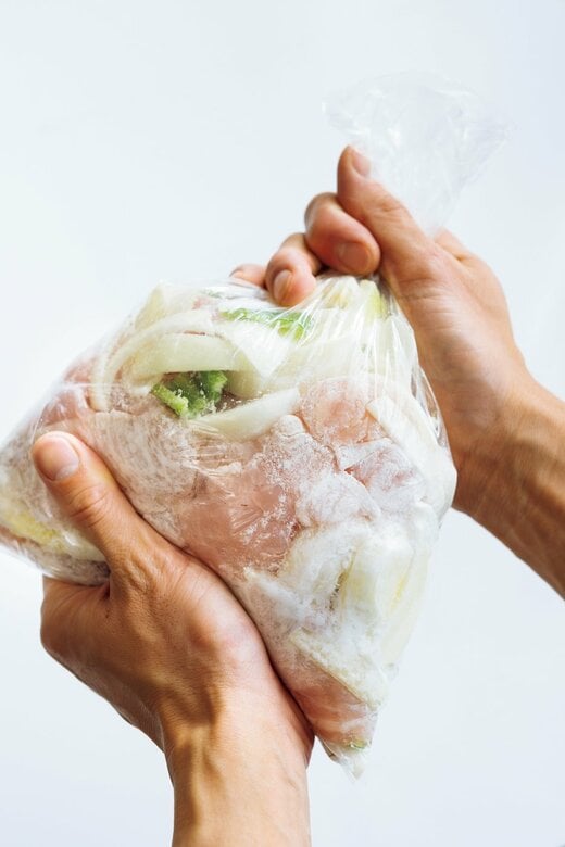 片栗粉とともにポリ袋に入った鶏肉と野菜