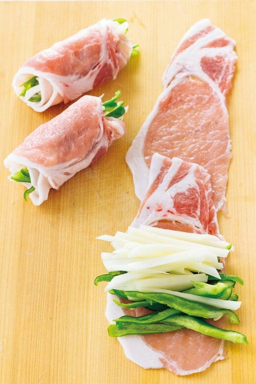 ジャガイモとピーマンを肉で巻いている様子