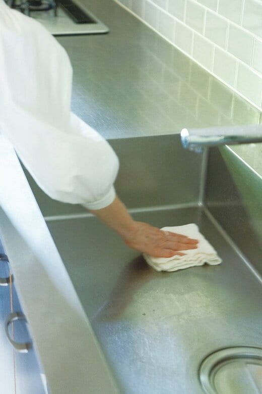 シンクをふいている引田さんの腕